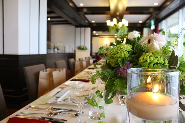 シンプルな会場だからこそ、コーディネートが映える。