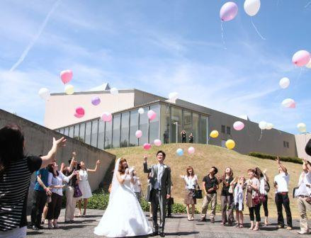 ウェルカムパーティや集合写真の撮影、バルーンリリースなども行える屋外スペース。