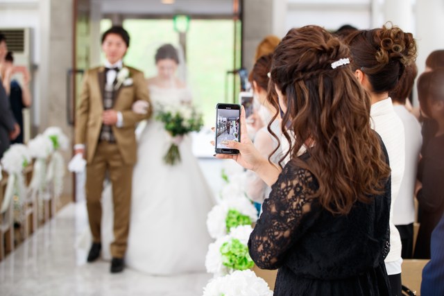 ゲストとの距離が近く、アットホームな式が挙げられます。