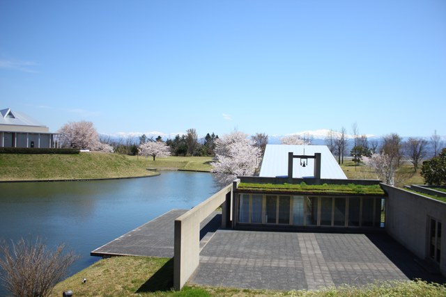 白山連峰を望む多目的スペースで、フラワーシャワーや写真撮影ができる