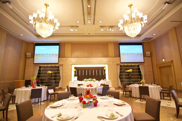 最大4面の大きなスクリーン、音響・照明設備も充実している。