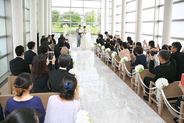 和紙でアレンジしたガラス張りのチャペルには、柔らかい光が差し込みます。