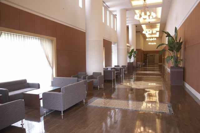 エントランスホワイエは天井が高くて開放的。