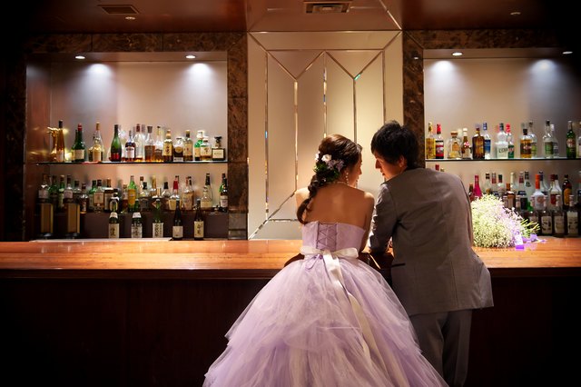 館内のバーで、大人っぽい1枚も。