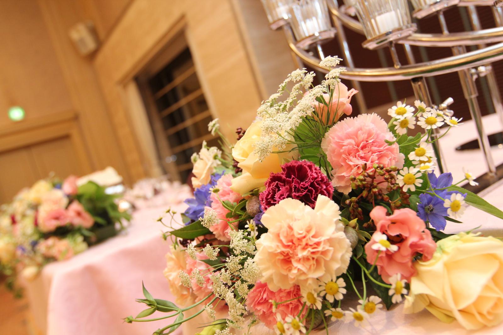 プロのお花屋さんとの打ち合わせで、好みのテーブルスタイルに。