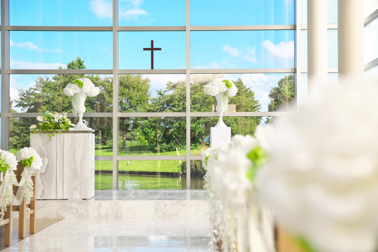 ガラスの向こうに美しい景色が広がる独立型チャペル。
