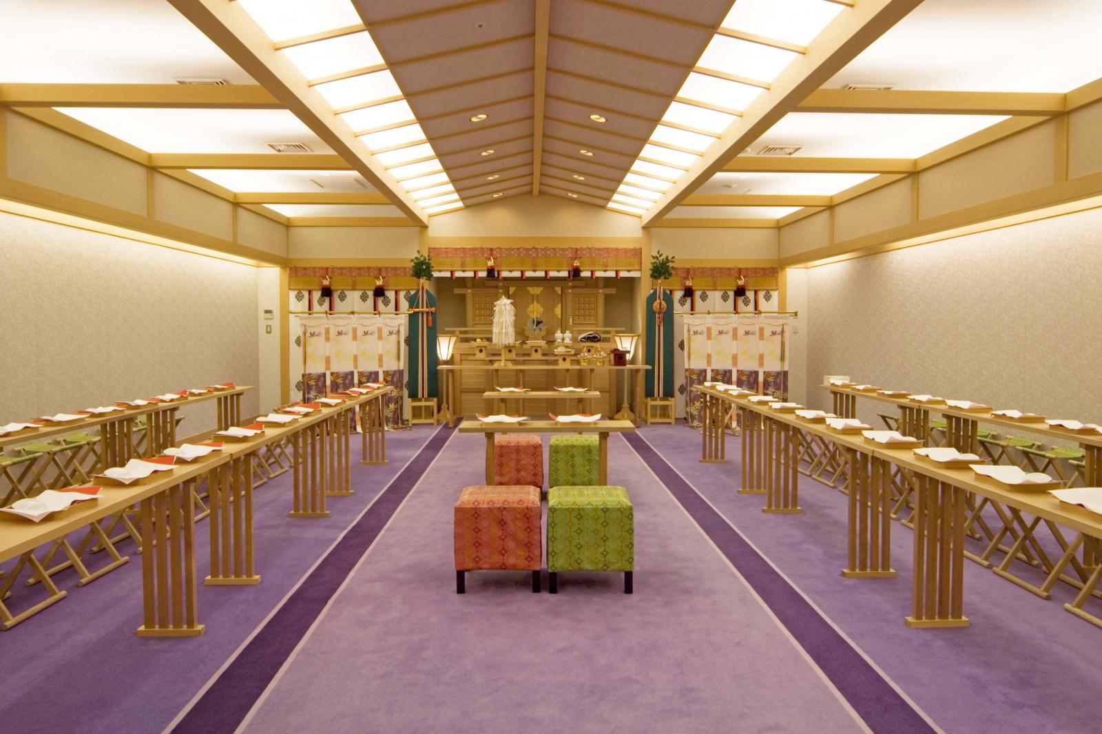 着席48名。親族のみならず、親しい友人も参列できる広々とした神殿式場。