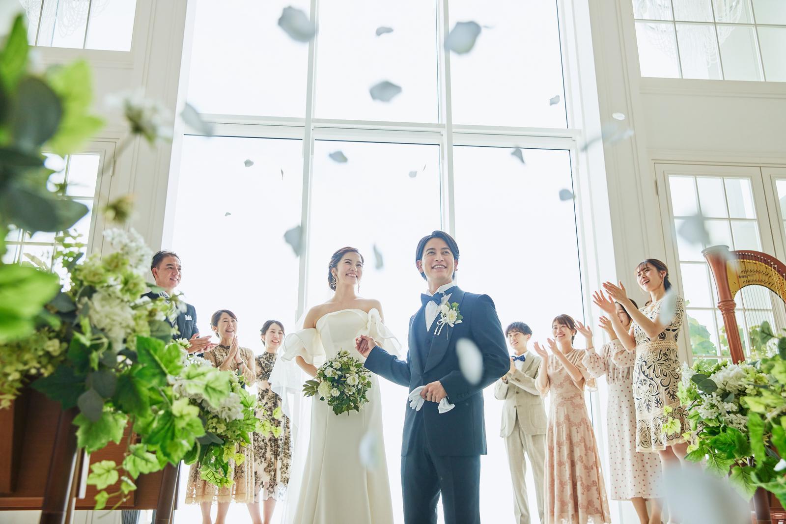 可憐なお花のバージンロードとクリスタルシャンデリア、祭壇の奥に流れる滝がセレモニーを彩ります。