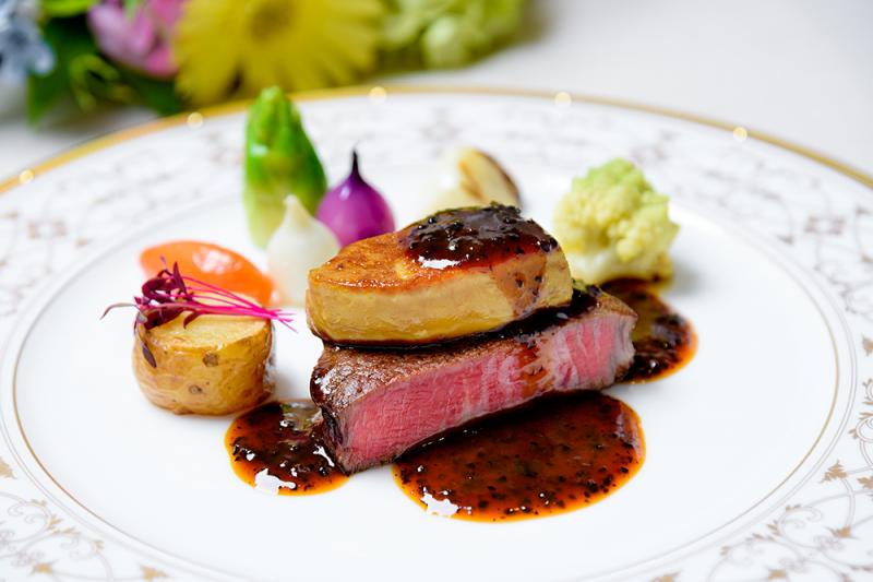 牛フィレ肉とフォアグラのロッシーニ　トリュフソース