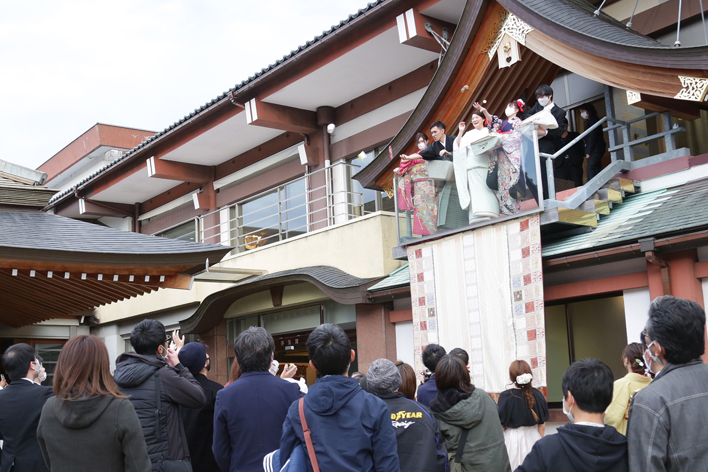 福井伝統の婚礼行事「まんじゅうまき（お菓子まき）」