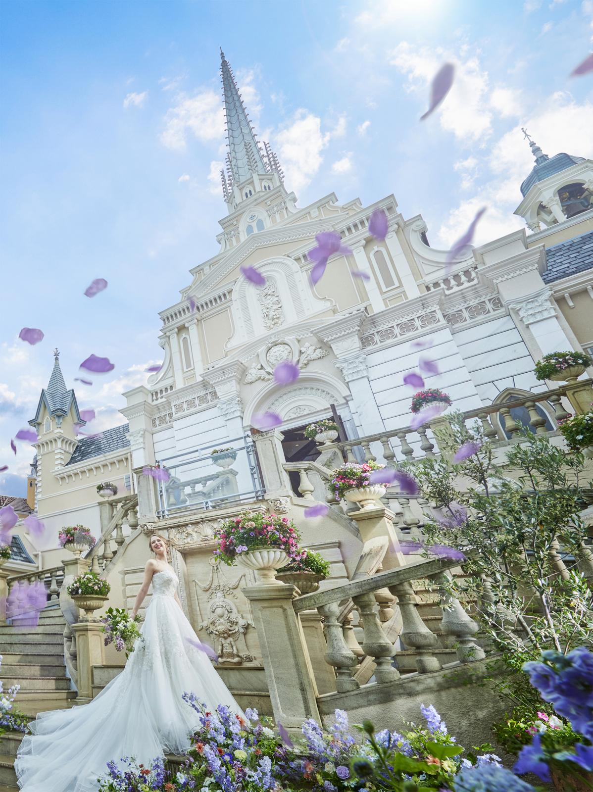 挙式後は大聖堂の広場で祝福のセレモニー