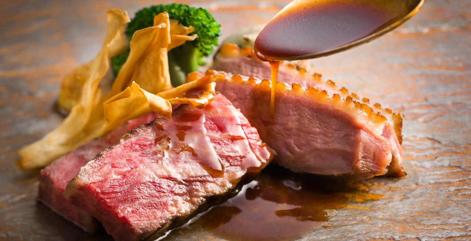 A5ランクの黒毛和牛とフランスバルバリー産の鴨肉の備長炭焼き