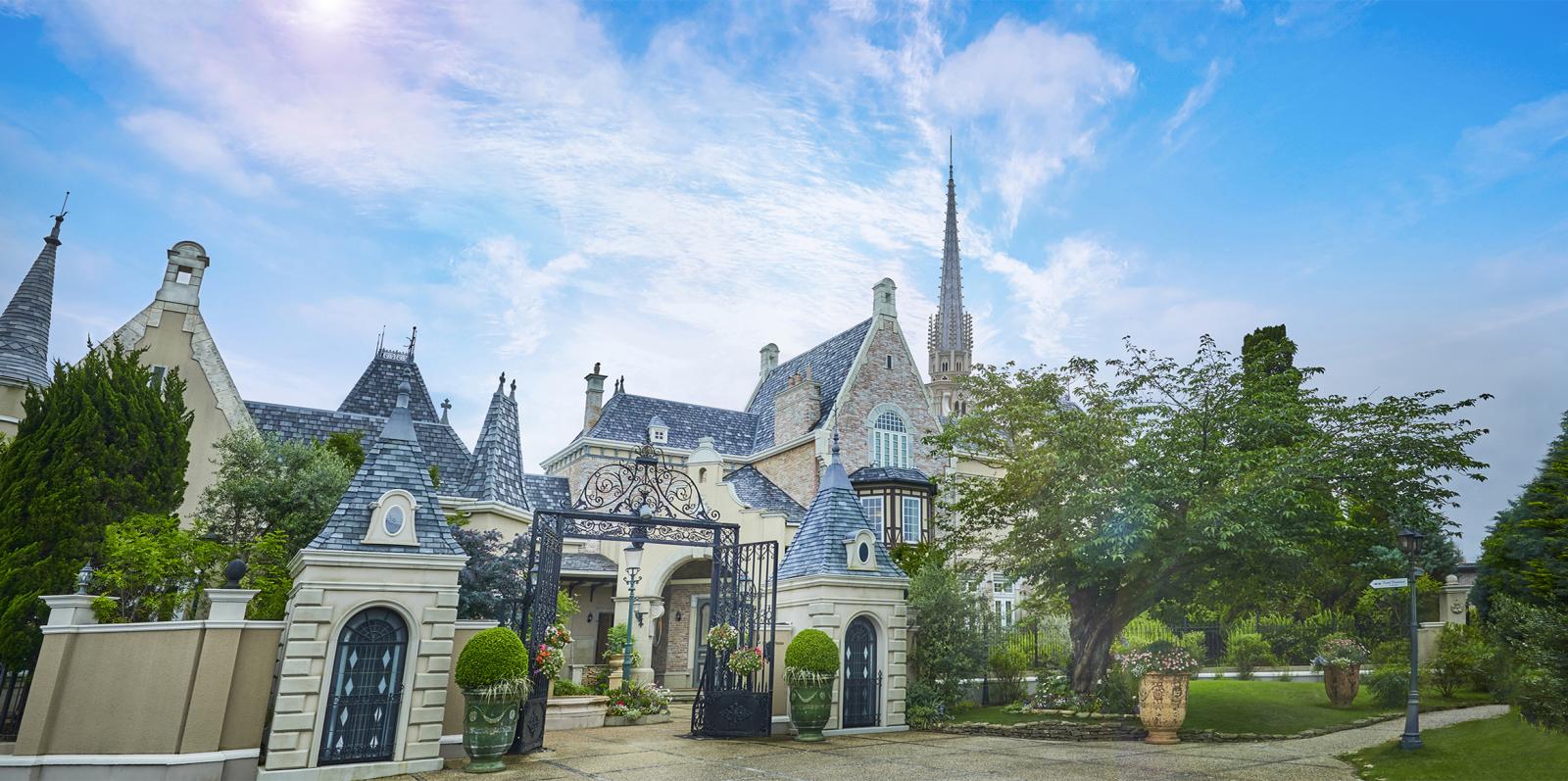 緑と青空輝くフランスの洋館、エスプリ・ド・ナチュール。ステンドグラスが美しい大聖堂と２つの貸切邸宅WEDDING