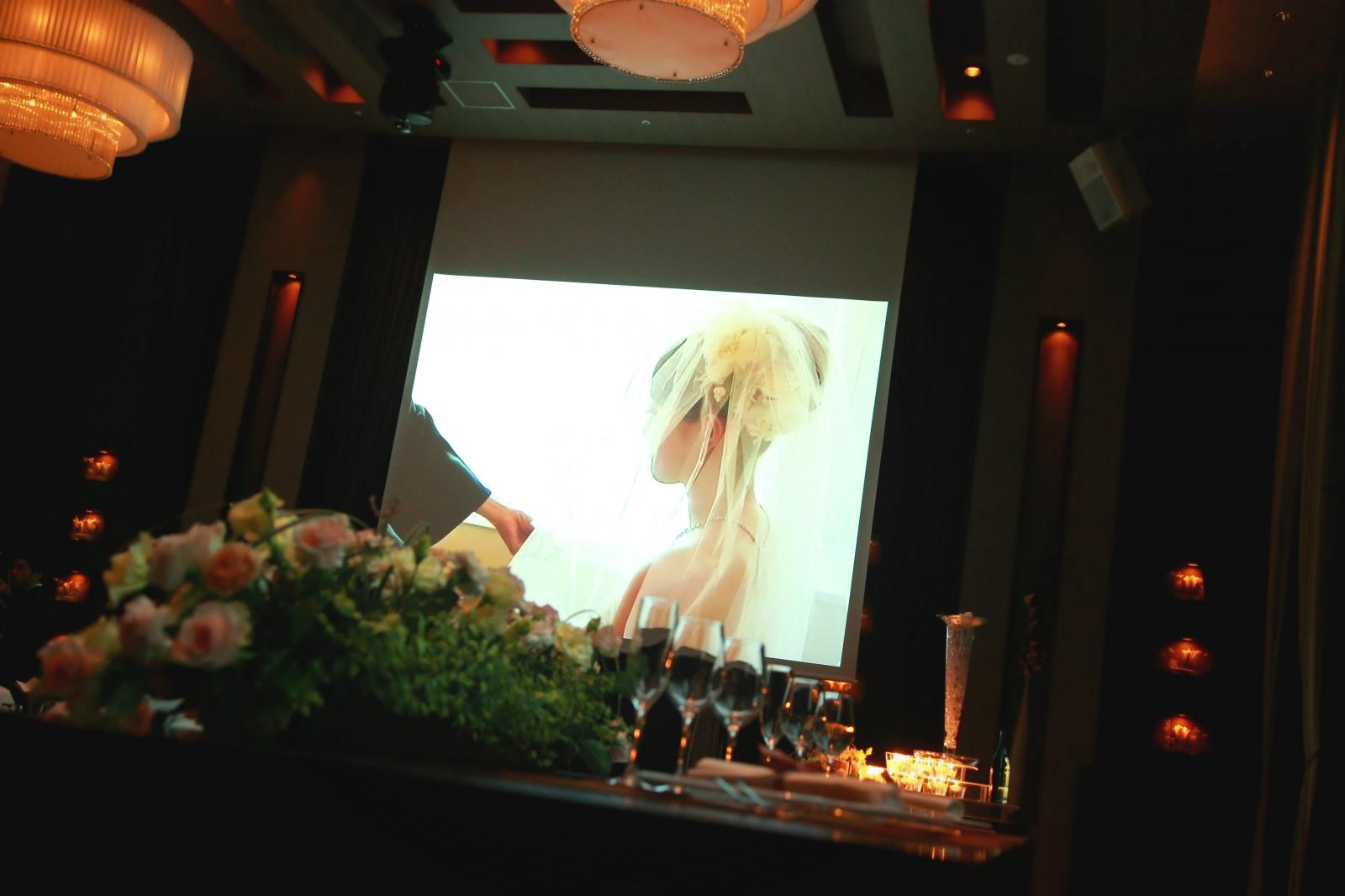 まるで映画館のような巨大スクリーンが２つもあるから、テーブルのどこからでも映像を楽しむことが可能
