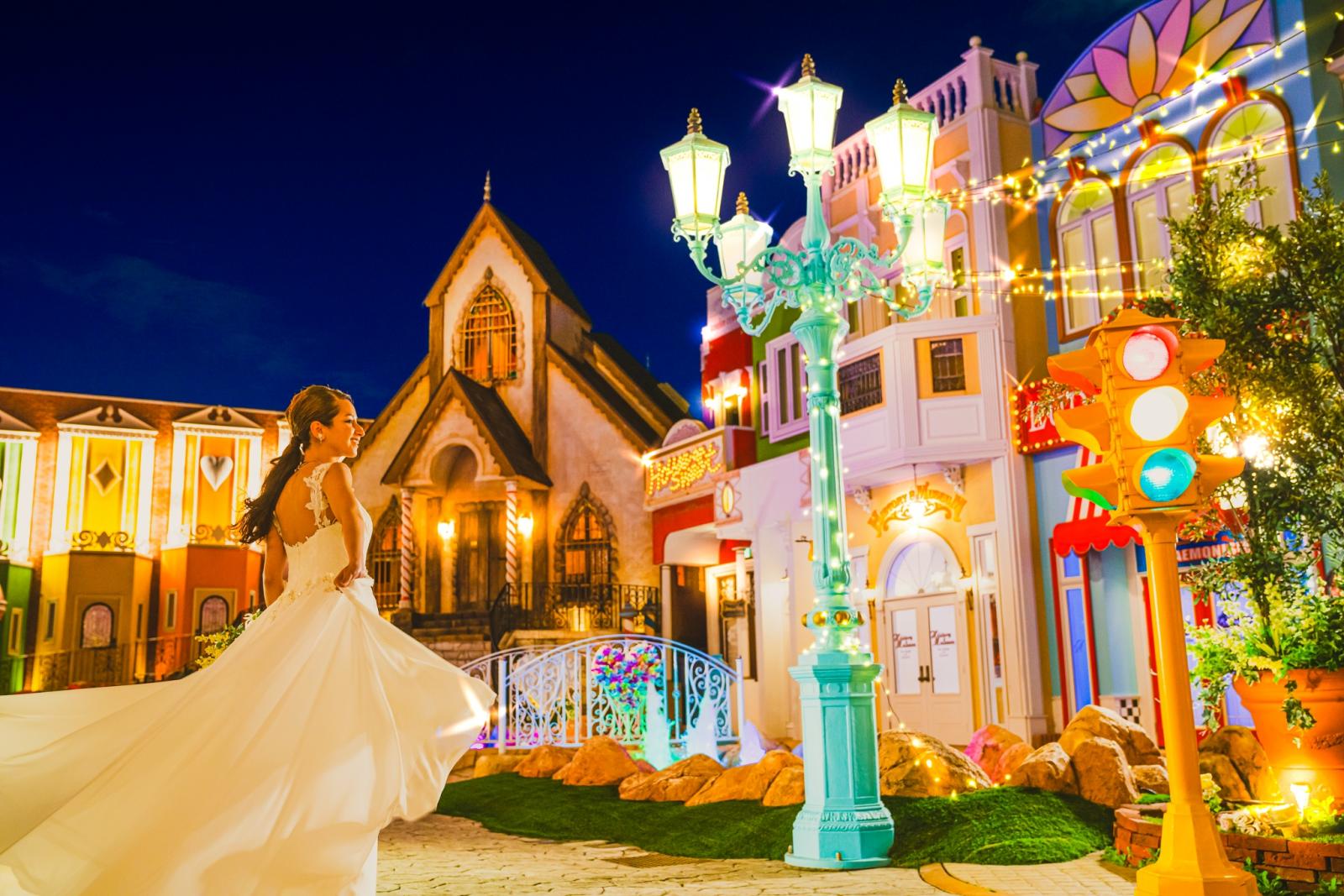 イルミネーションが浮かび上がる、幻想的なナイトガーデン