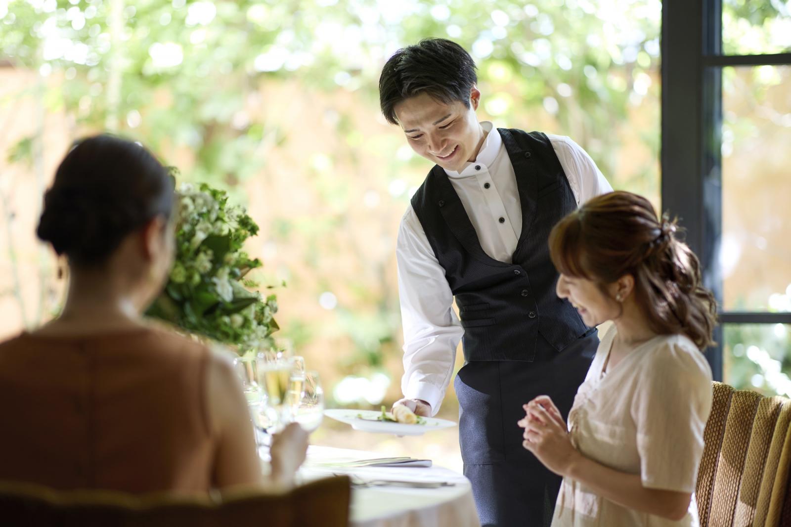隣接のキッチンで調理された出来立ての料理でおもてなし。素材だけでなく見た目にもこだわった料理が評判！