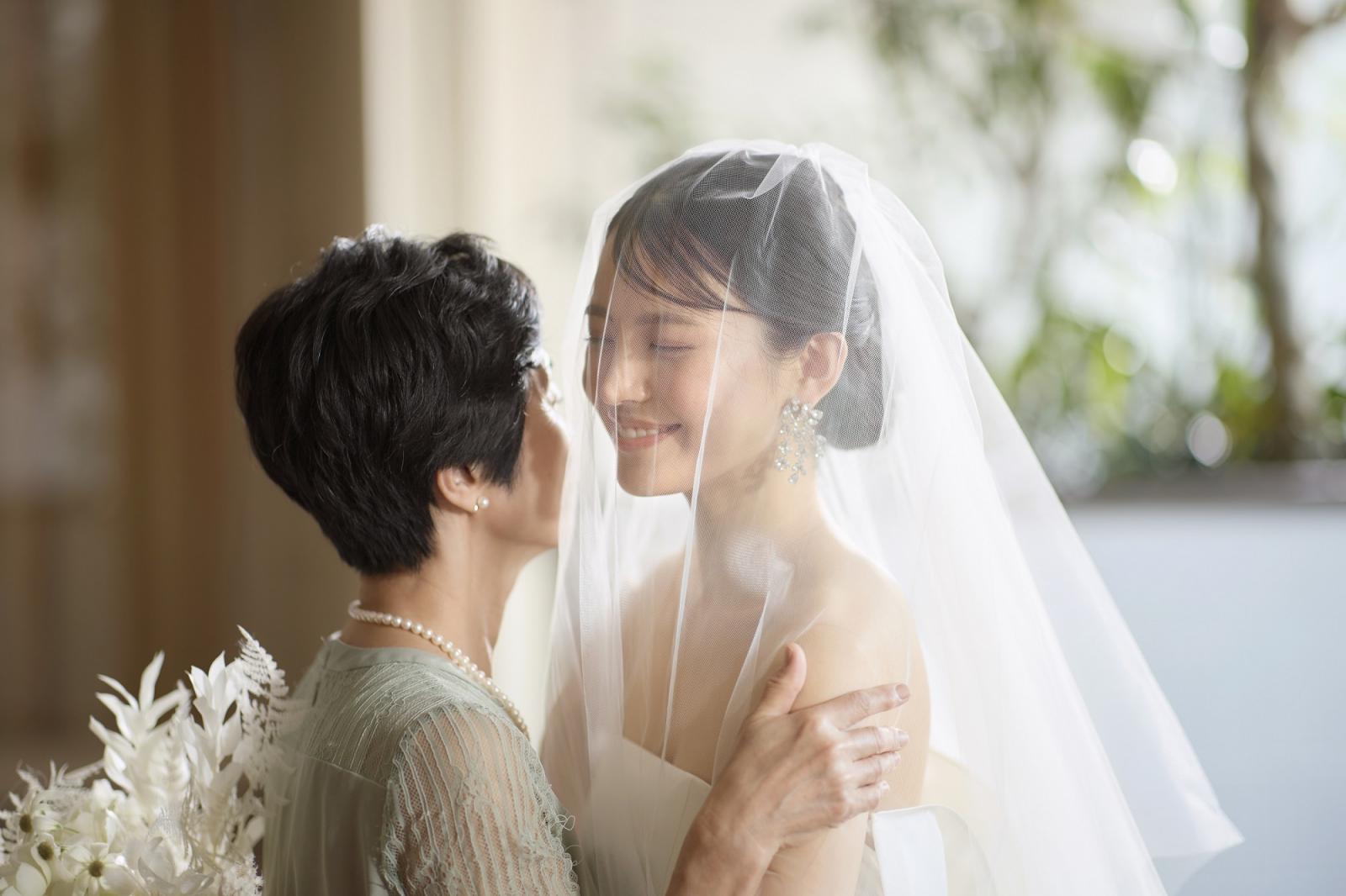 花嫁姿をより美しく見せる柔らかな光のなか行うヴェールダウン