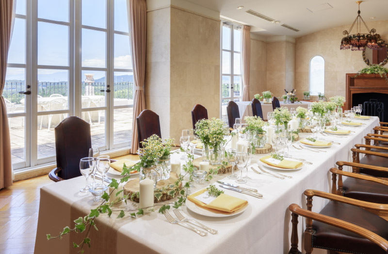 【レッドブル】16名までのご会食に。完全個室での食事はテラスも自由に使えるので、時間を忘れて贅沢に