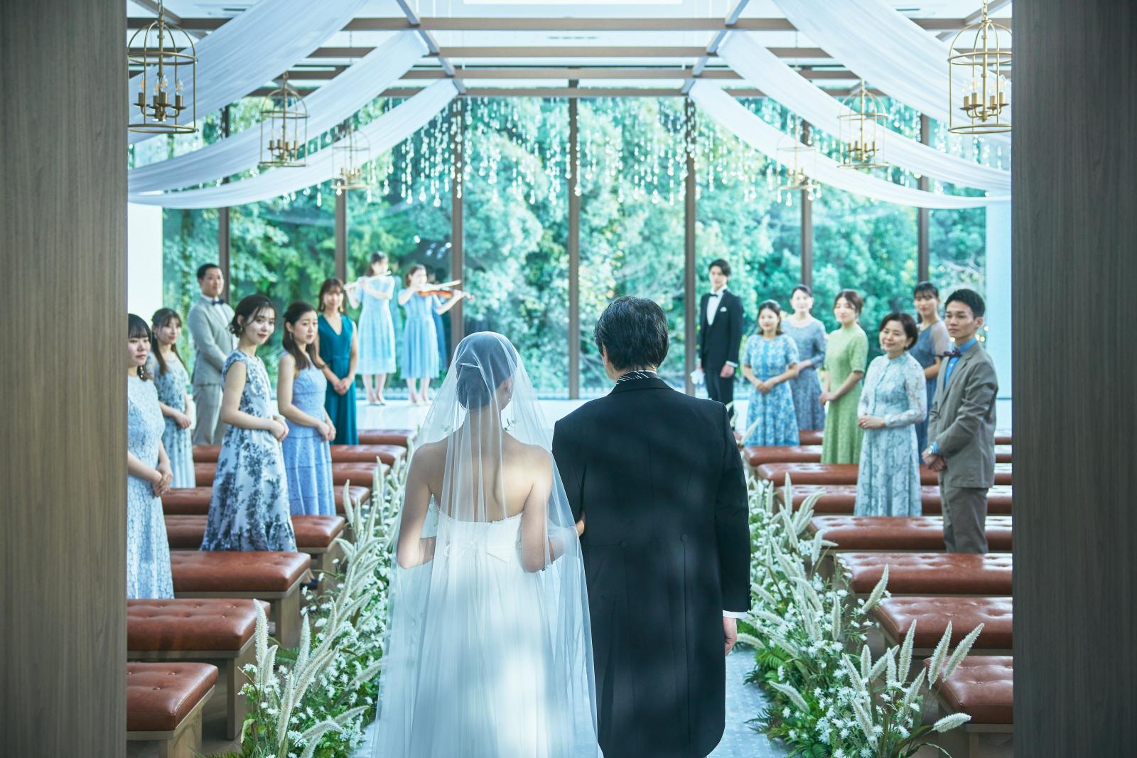光と自然の祝福に満ちた、 チャペルで叶う温かな挙式