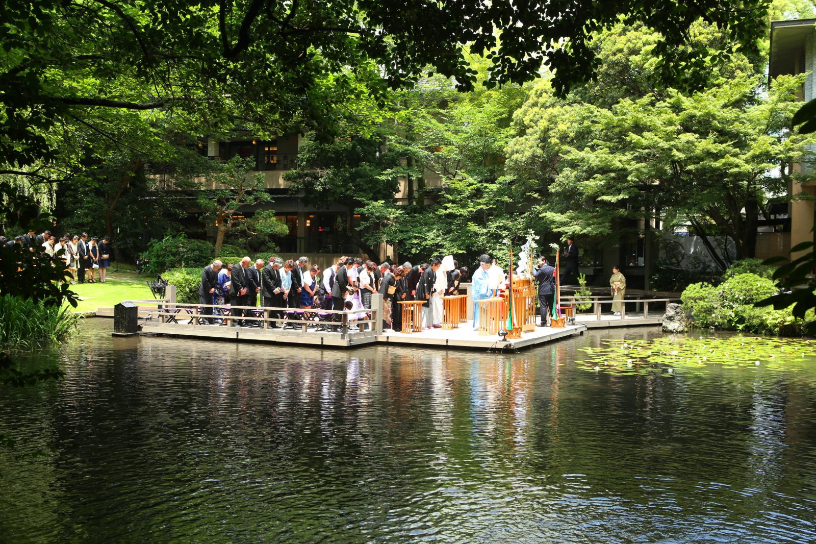 四季折々表情を変える庭園は、鳥の囀りや花々など自然の演出が見られる