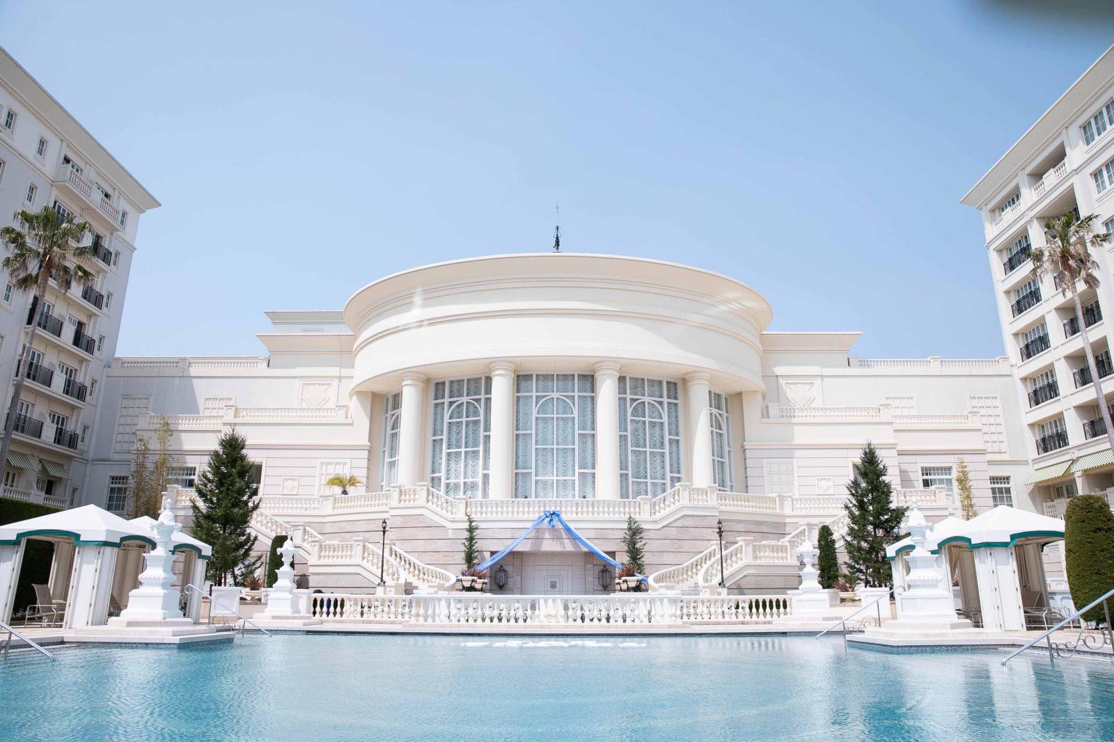 白亜のお城を背景に愛を誓います