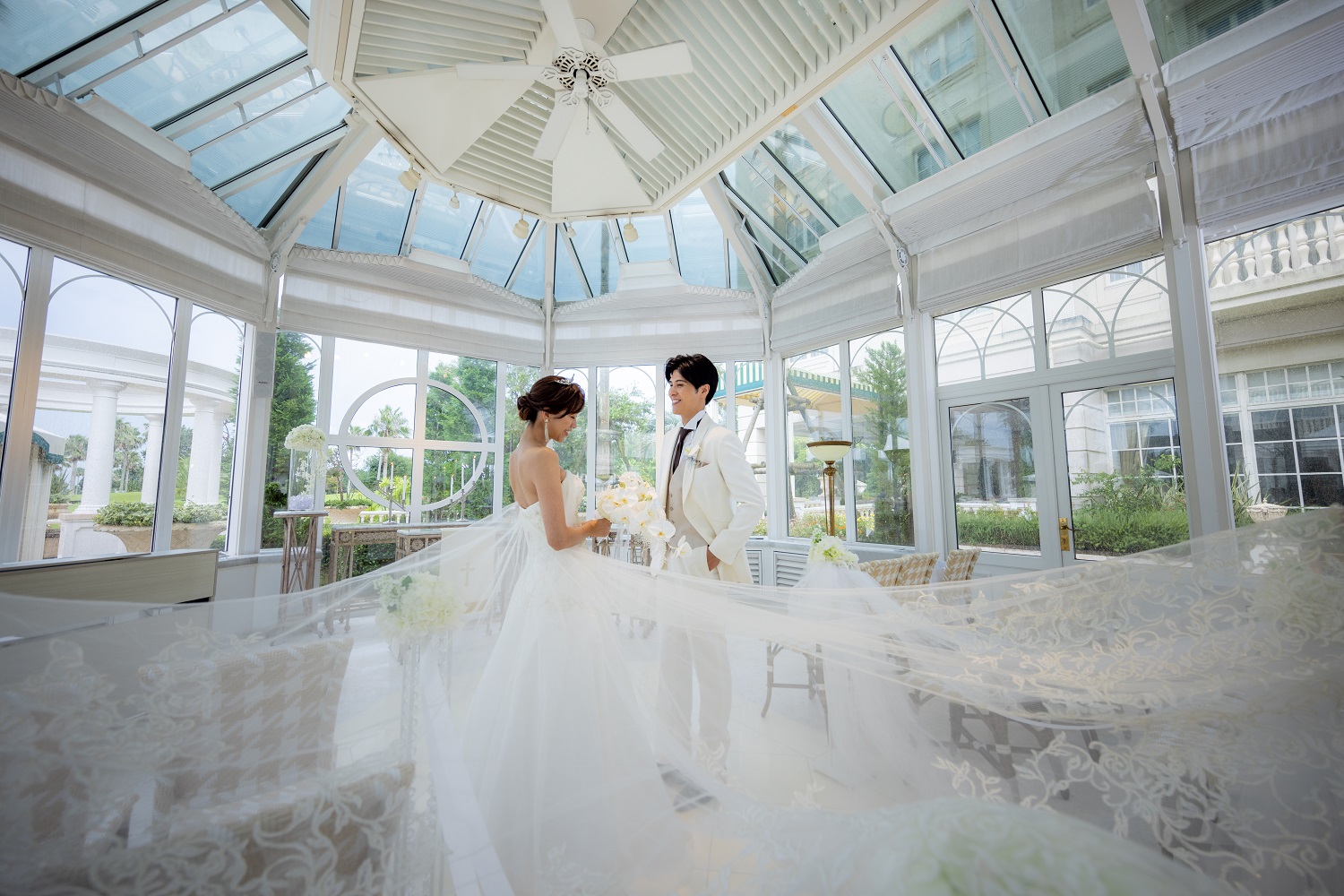 祝福の光が注ぐチャペルで生涯の愛を誓い合う、クリスタル・セレモニー。