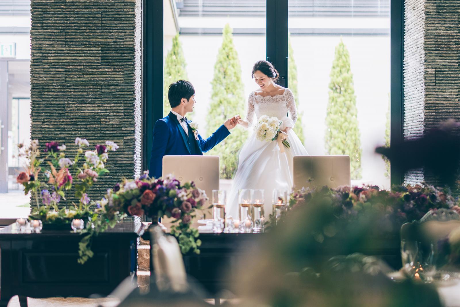 シンプルな会場にシックなコーデを合わせれば、親や上司も落ち着くと好評の上質な雰囲気に