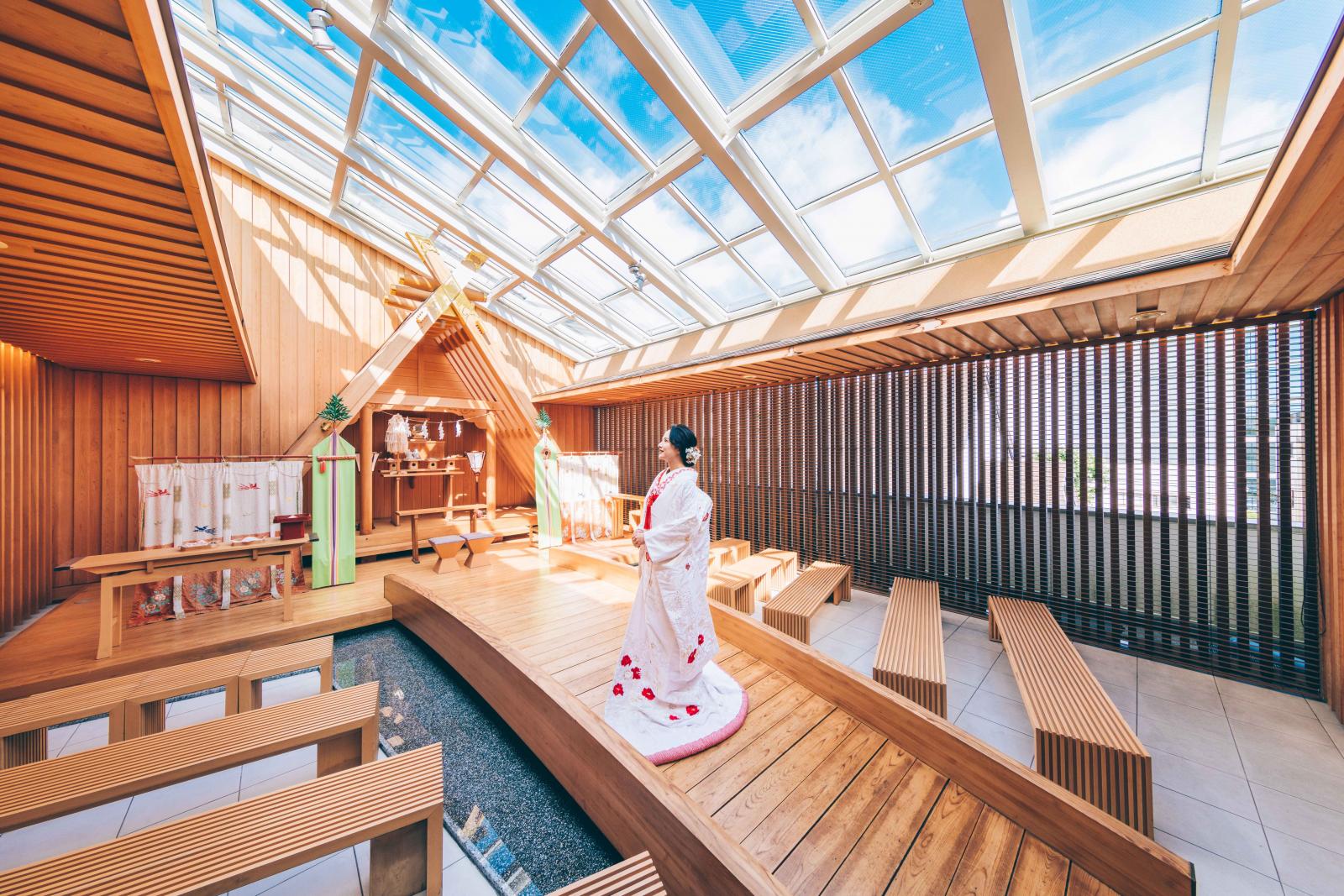 天窓から自然光の降り注ぐ館内神殿