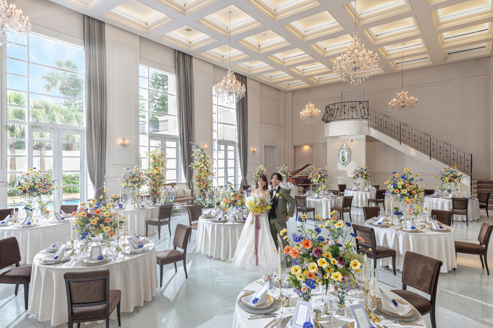 リニューアル！!天井高8m超の高さから光が差し込む開放的な会場「グランメゾン」<br />
階段入場やガーデンを貸し切ってカジュアルなパーティも 真っ白なキャンバスに描くように二人らしいコーディネートも楽しんで