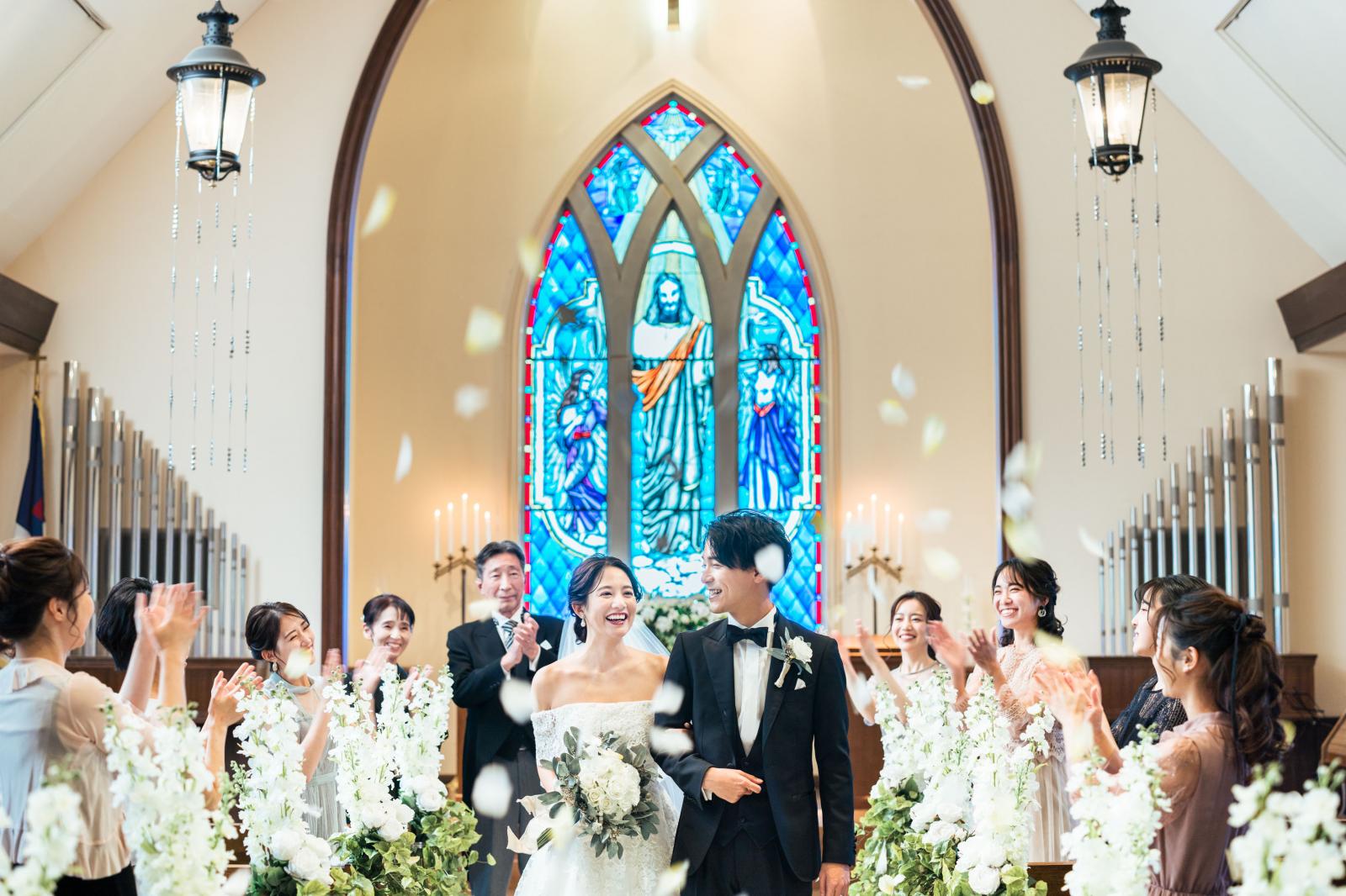 青色 毛氈 結婚式 バージンロード （青いバージンロードの式場で従兄弟 