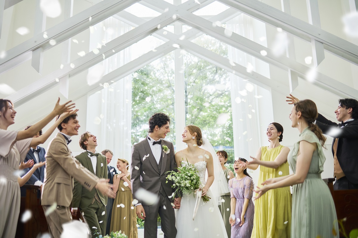 みんなの祝福を近くで感じる退場シーン。挙式後は、チャペルを出てすぐ広がるガーデンでアフターセレモニー！フラワーシャワーやバルーンリリースなど、広いガーデンがあるからこそ様々な演出が楽しめる