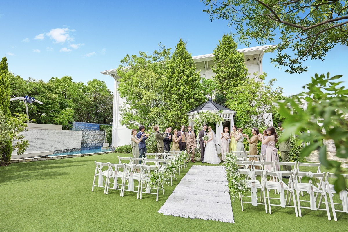 豊かな緑と陽光に包まれるガーデンでのセレモニー！まるで海外映画のような雰囲気を楽しめる