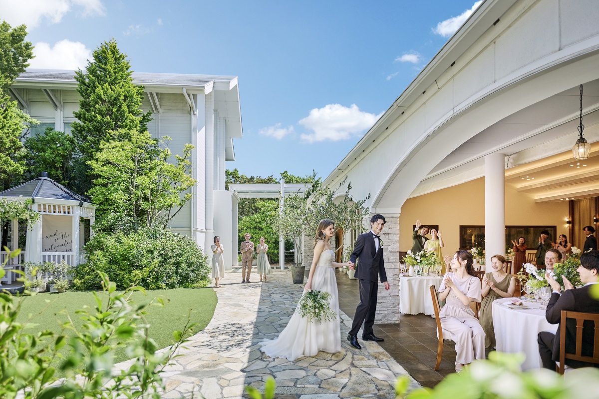 ガーデンとひと続きになるパーティ会場は、自然を近くに感じながら自由に過ごせる。ゲストとの時間をゆったりとした時間を楽しんで