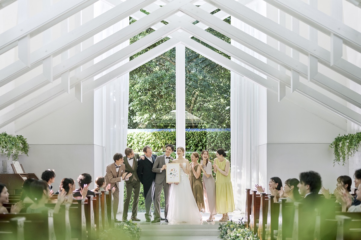 陽光がたっぷりと降り注ぐ明るい独立型チャペル。拍手と笑顔に囲まれたあたたかなセレモニーが叶う