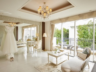 【ブライズルーム】一面の窓から緑を感じ、リラックスしてお支度ができる空間に