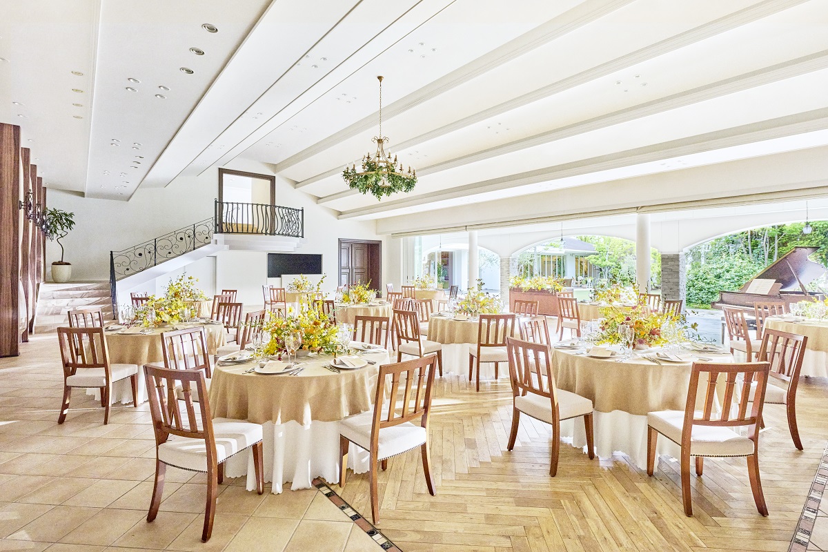 【イエロー×オレンジ】HAPPY感溢れる、鮮やかなコーディネートも似合う！好きな花材やテーマカラーを取り入れて、心躍る空間に