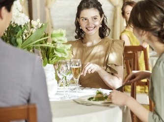 彩り豊かに盛り付けられた一皿は、目でも楽しめる