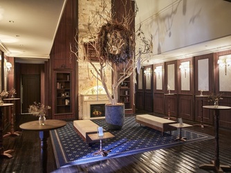 【待合スペース】英国情緒あふれるアンティークインテリアが配された、落ち着きのある空間