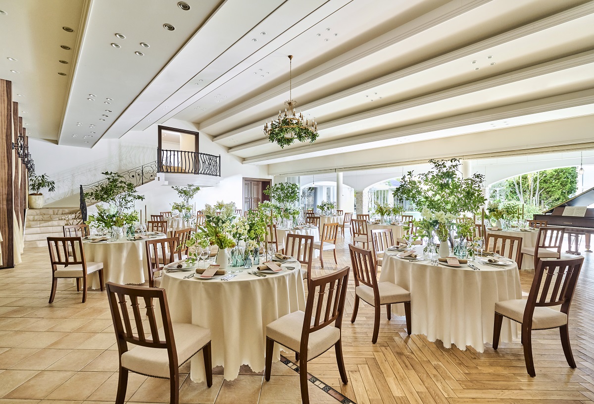 100名以上着席出来るゆとりのあるパーティ会場。天井も高く自然光と緑を感じる開放的な空間