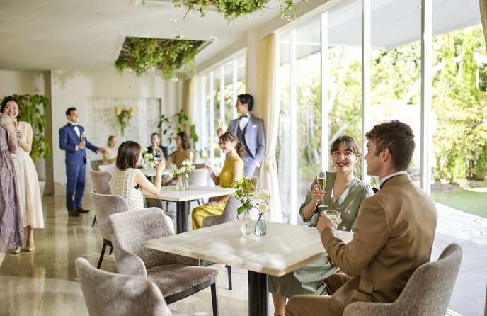 【待合スペース】1フロア貸切りだから、広々とした空間でゆったりと過ごせる。ガーデンに面した大きな窓から自然を感じて、寛ぎのひとときを