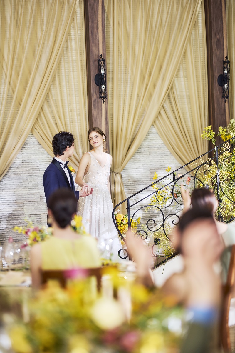 ドレス姿を美しく魅せる階段入場は、パーティも盛り上がるとっておきの演出