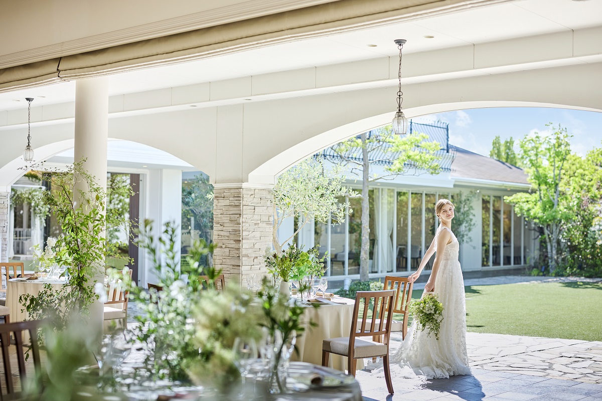 ガーデンとひと続きになる開放的なパーティ会場。長テーブルなど、レイアウトも自由自在！