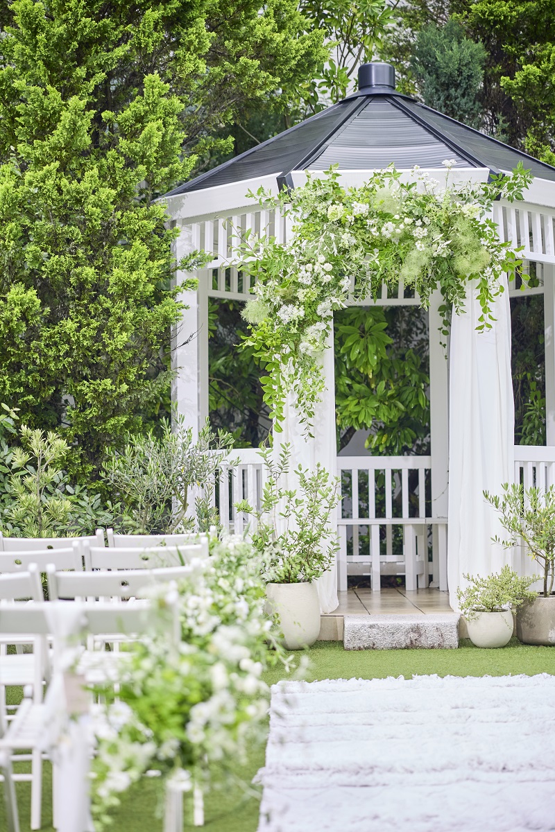 青空の下ゲストに見守られる中、永遠の誓いを