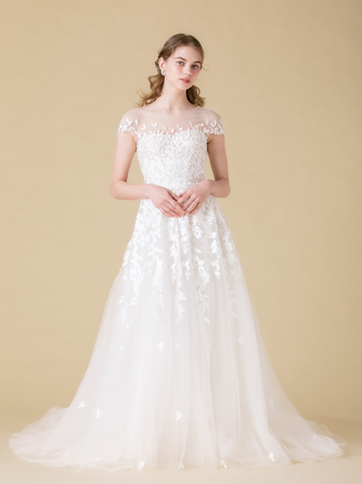 海外からセレクトされた繊細なウエディングドレスは、花嫁をより一層美しく魅せる