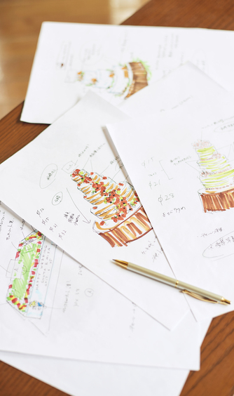 パティシエがデッサンを描き、理想のウエディングケーキをカタチに
