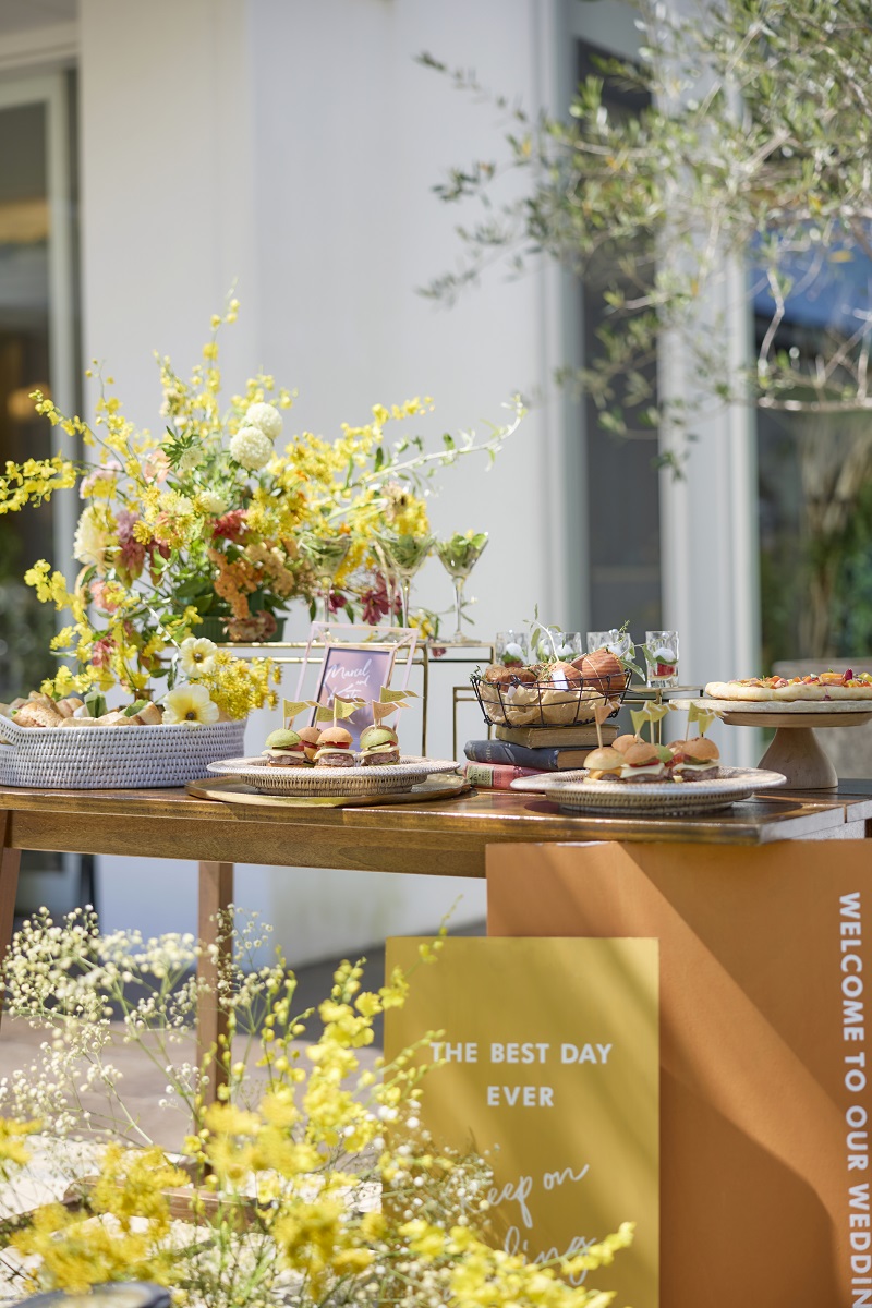 季節のフルーツを添えたスイーツでゲストをもてなす