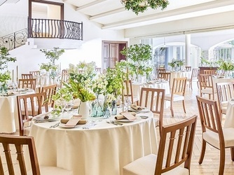 ガーデンとひと続きになるパーティー会場は明るく開放的