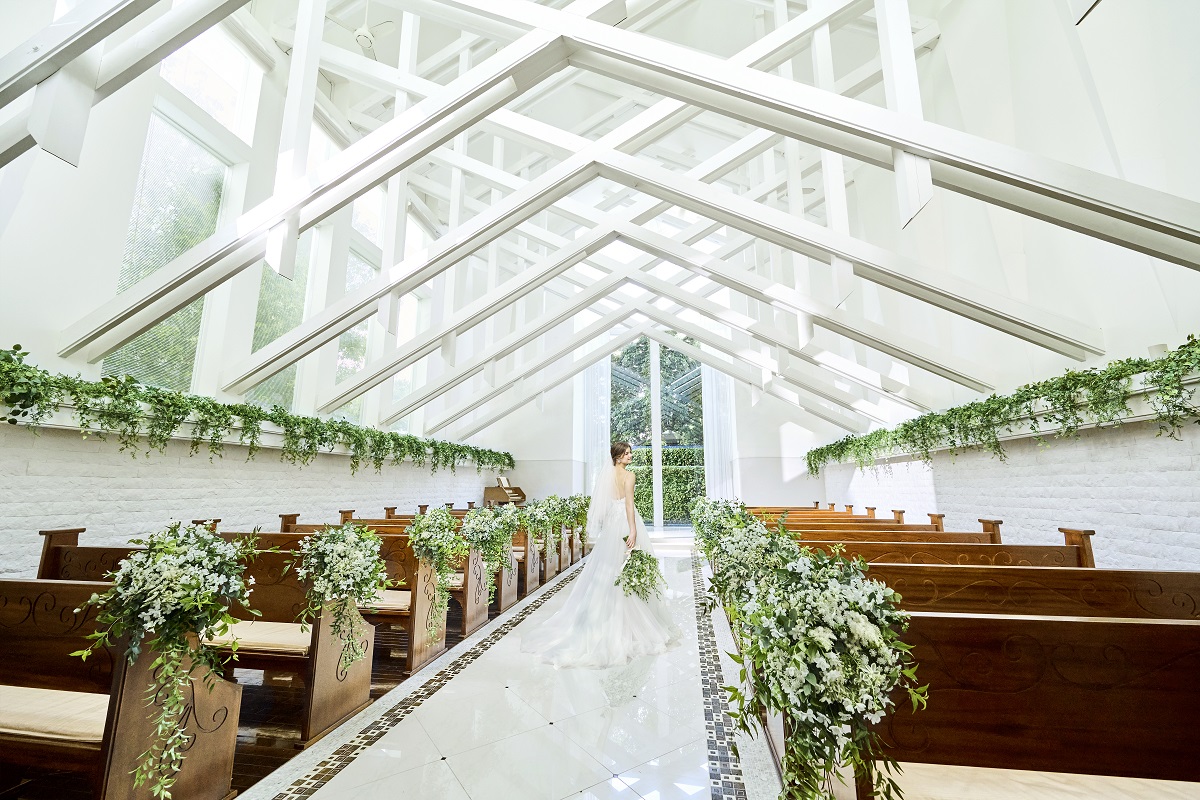 自然光差し込む白亜のチャペルも人気