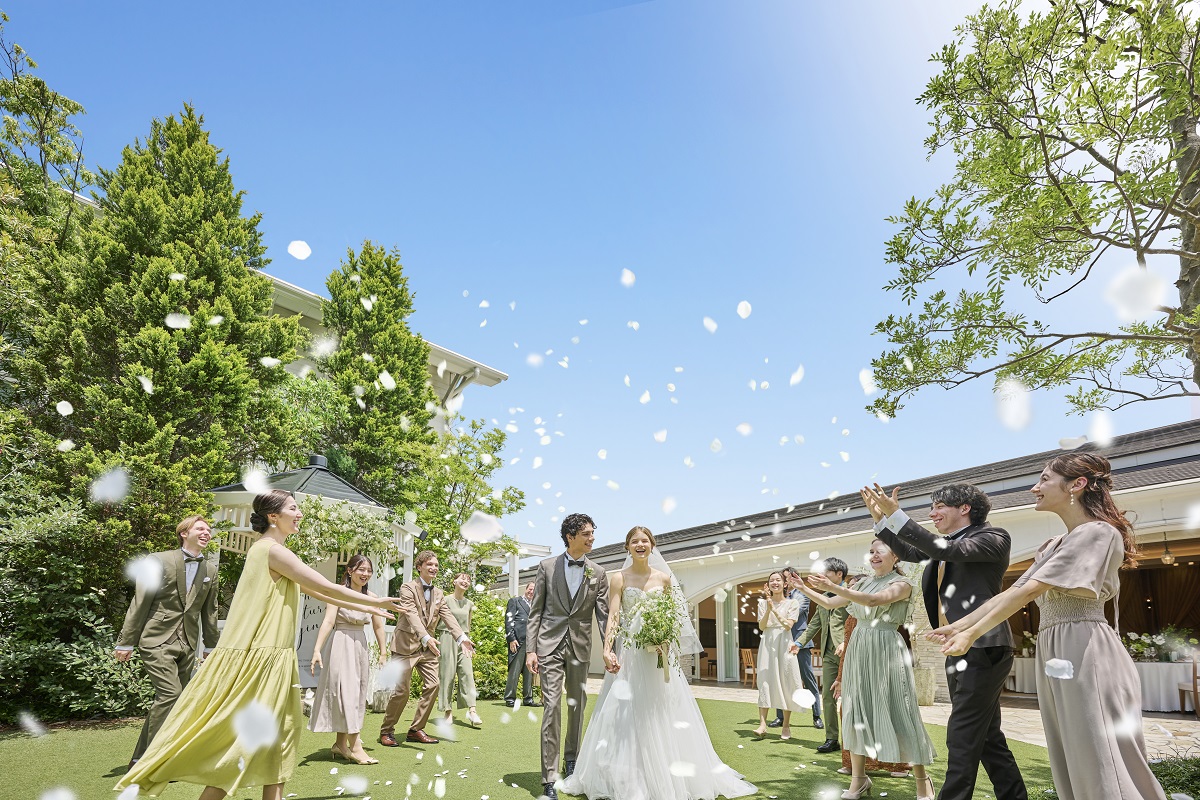 爽やかな青空の下、フラワーシャワーの演出で晴れやかに！大切なゲストの祝福を近くに感じて