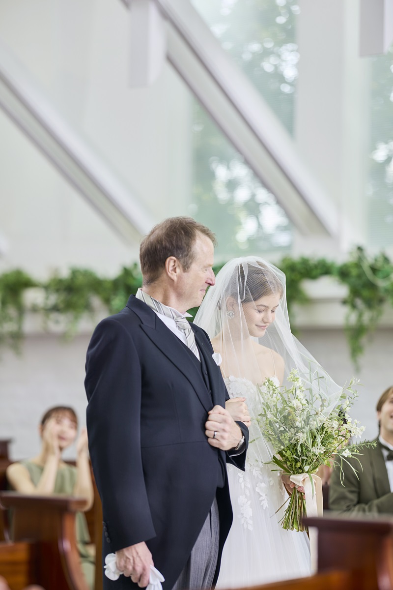 あたたかな光が差し込むバージンロード